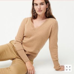 V neck fitted wool sweater